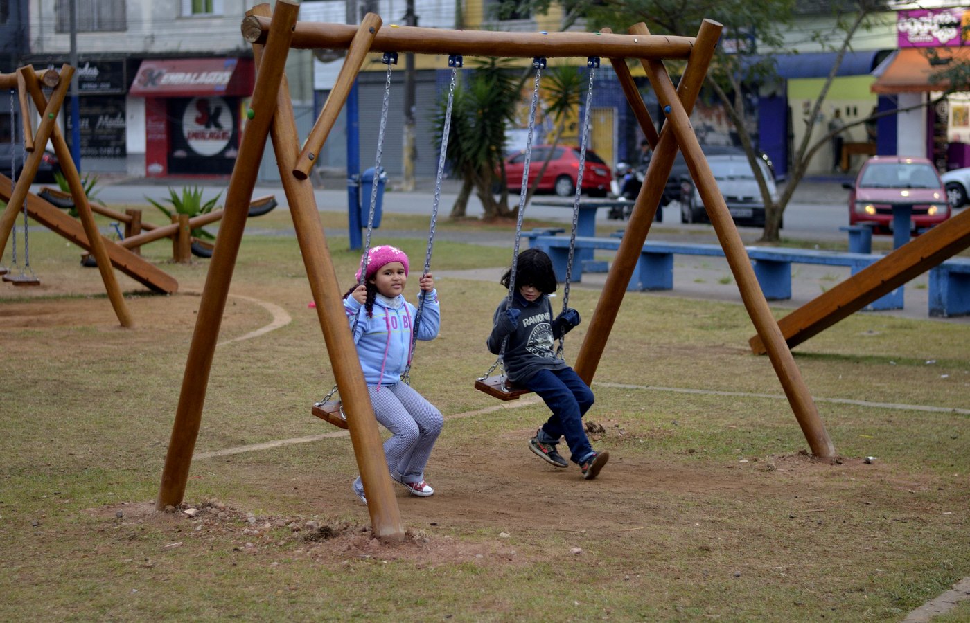 Crianças brincando em balanço