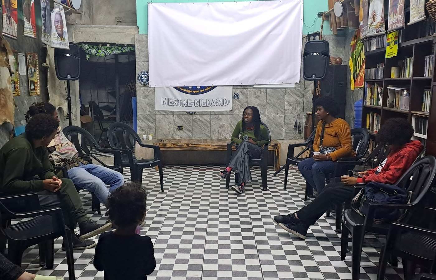 Sessão de cineclube em sala comunitária