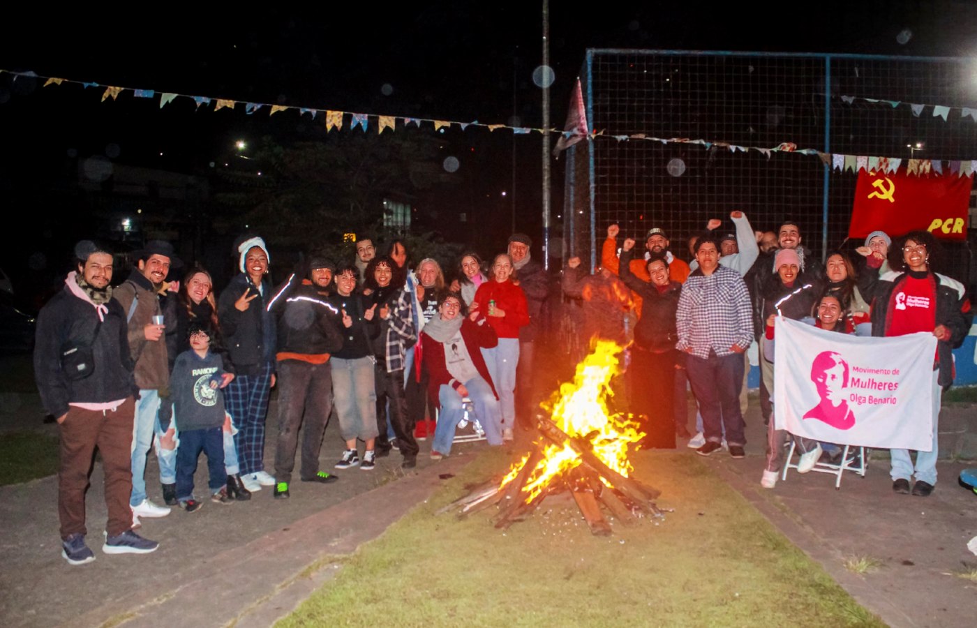 Grupo reunido em ação comunitária noturna
