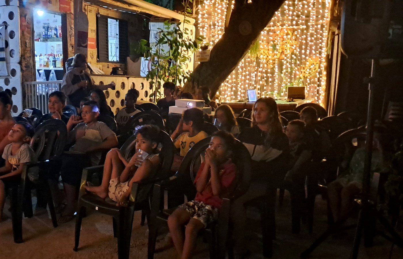 Público reunido para sessão de cinema
