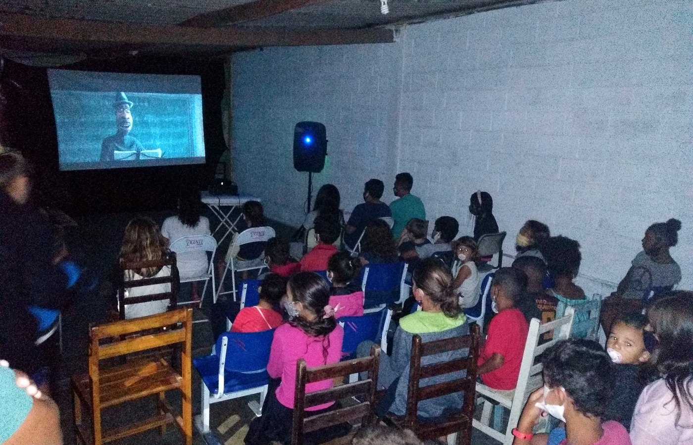 Crianças assistindo sessão de cinema