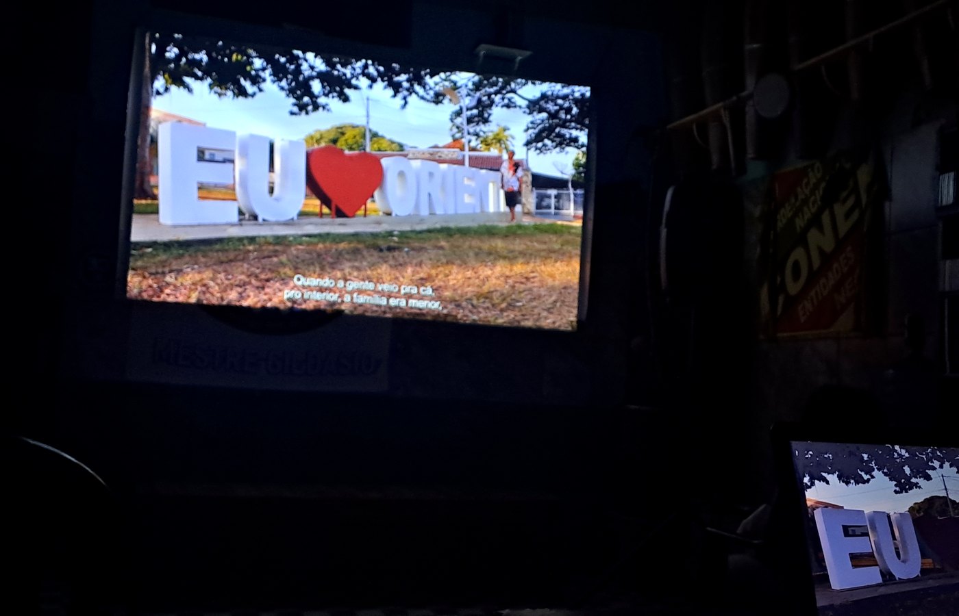 Tela de cinema em sessão noturna