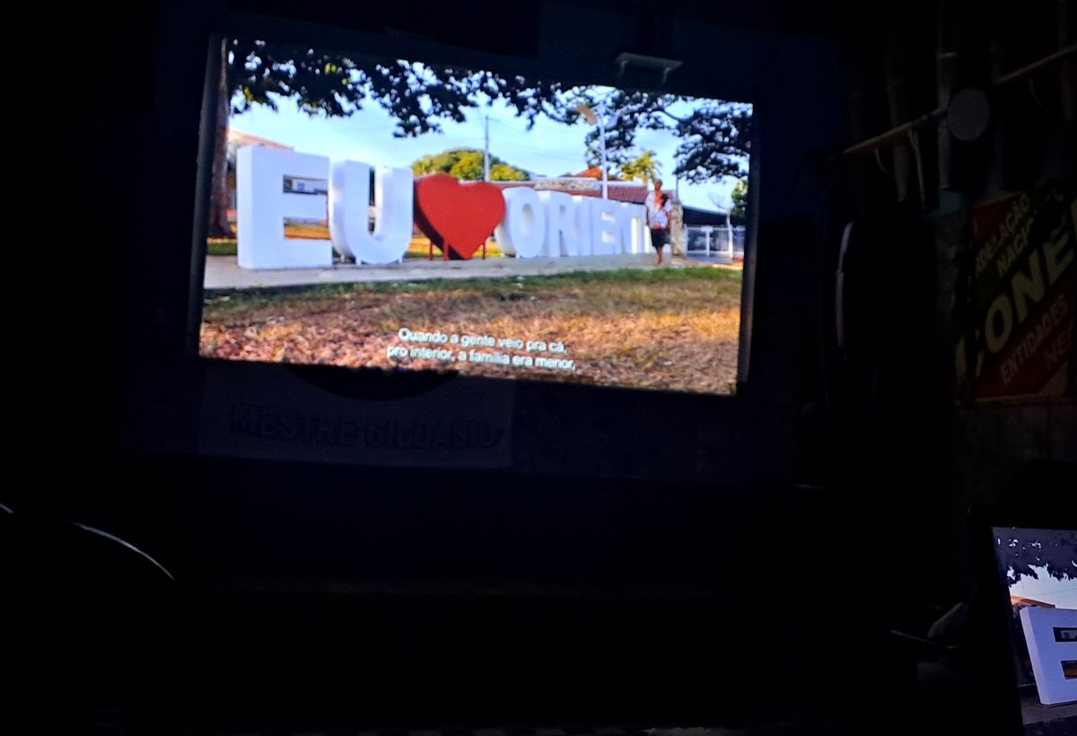 Projeção do Cinema Quebradinha em espaço comunitário
