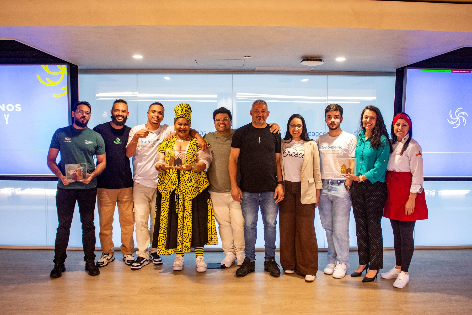 Grupo de finalistas do Fenômenos Academy com troféus