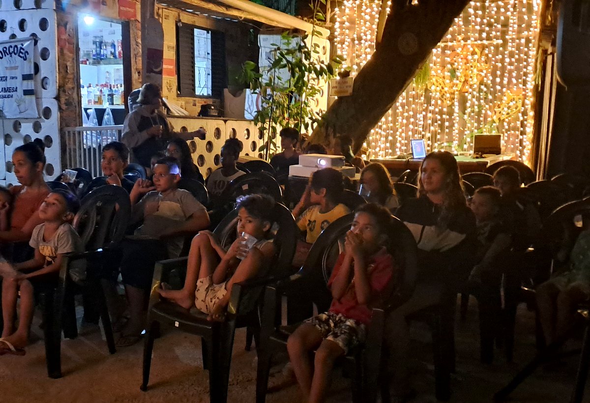 Público reunido em sessão de cinema comunitária
